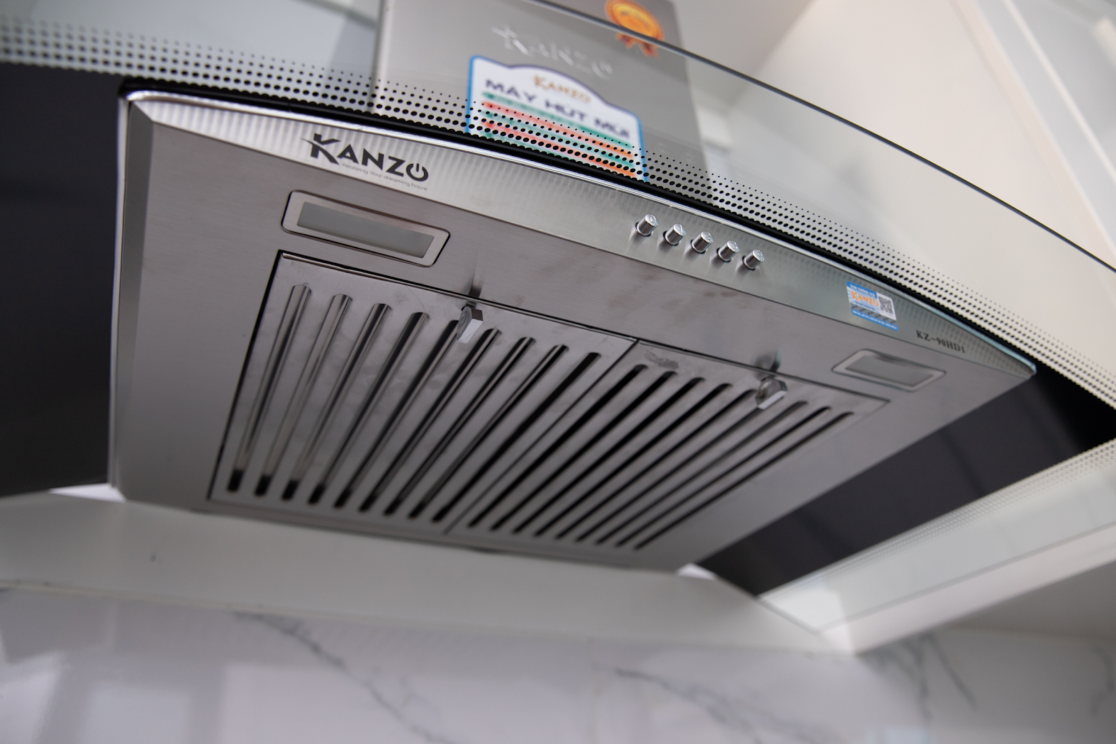 Máy hút mùi Kanzo: Thương hiệu Kanzo luôn được đánh giá cao về chất lượng và hiệu suất của máy hút mùi. Với thiết kế đơn giản nhưng tinh tế, Kanzo sẽ làm cho không gian bếp của bạn trở nên sang trọng hơn. Cùng chiêm ngưỡng hình ảnh thiết bị này trong bức tranh dưới đây.